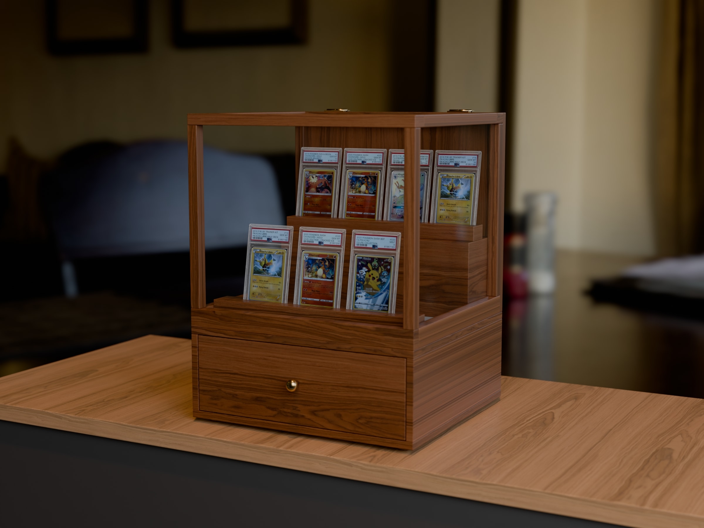 Die Vitrine aus Nussbaum auf einem Sideboard im Wohnzimmer: sieben Slabs in zwei Reihen hinter der Haube, darunter die Schublade mit Messingknauf, im Hintergrund unscharf Sofa und Bilder